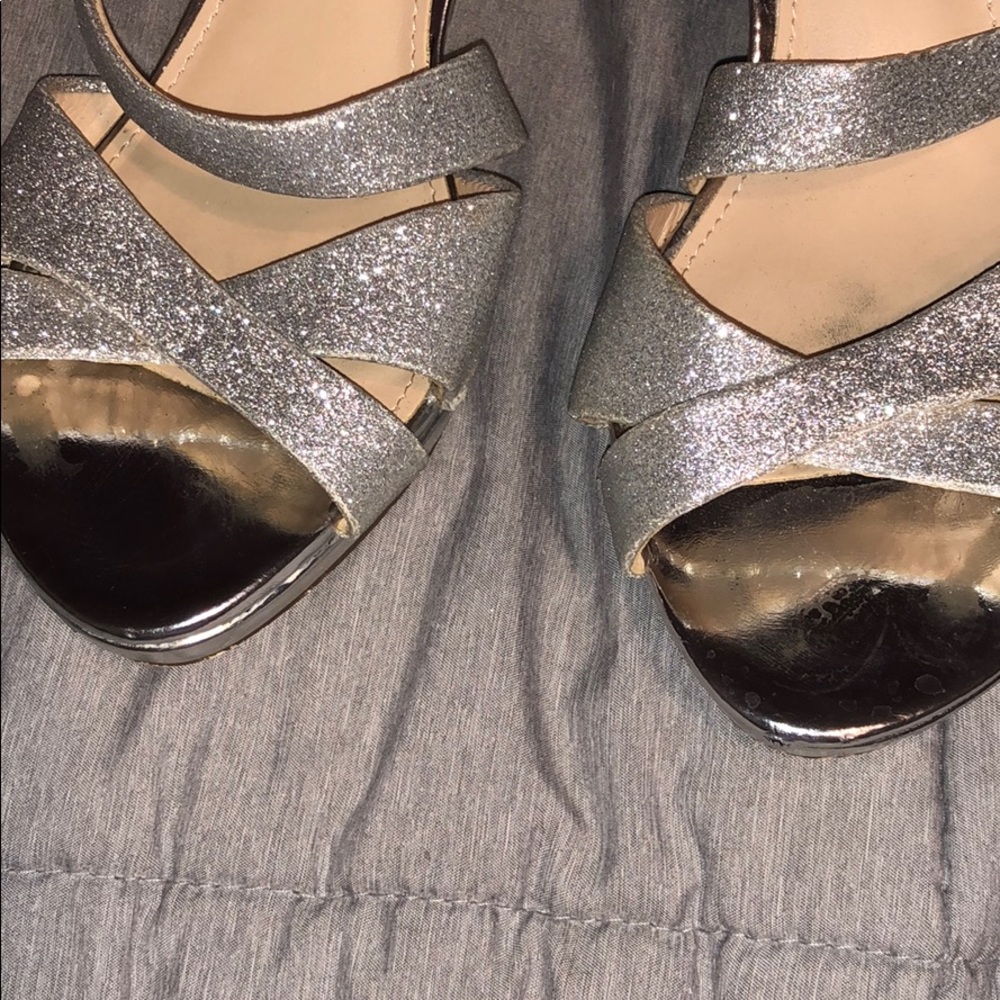Silver heels - Picture 3 of 3